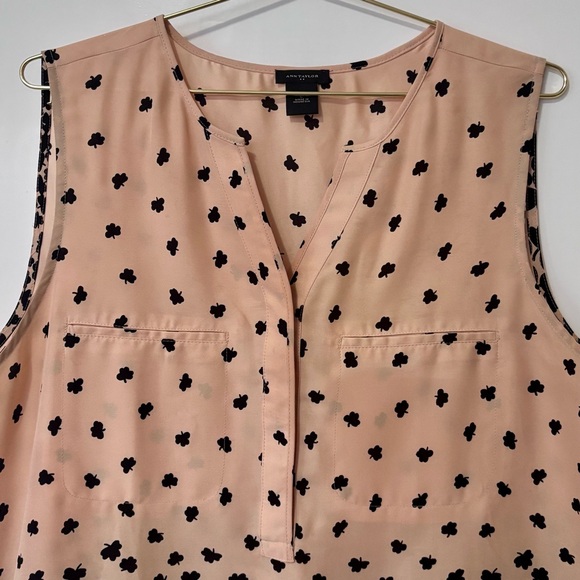 Ann Taylor| Cream & Black Sleeveless V-Neck Buttoned Blouse w/Clover Print Sz L - Picture 2 of 4